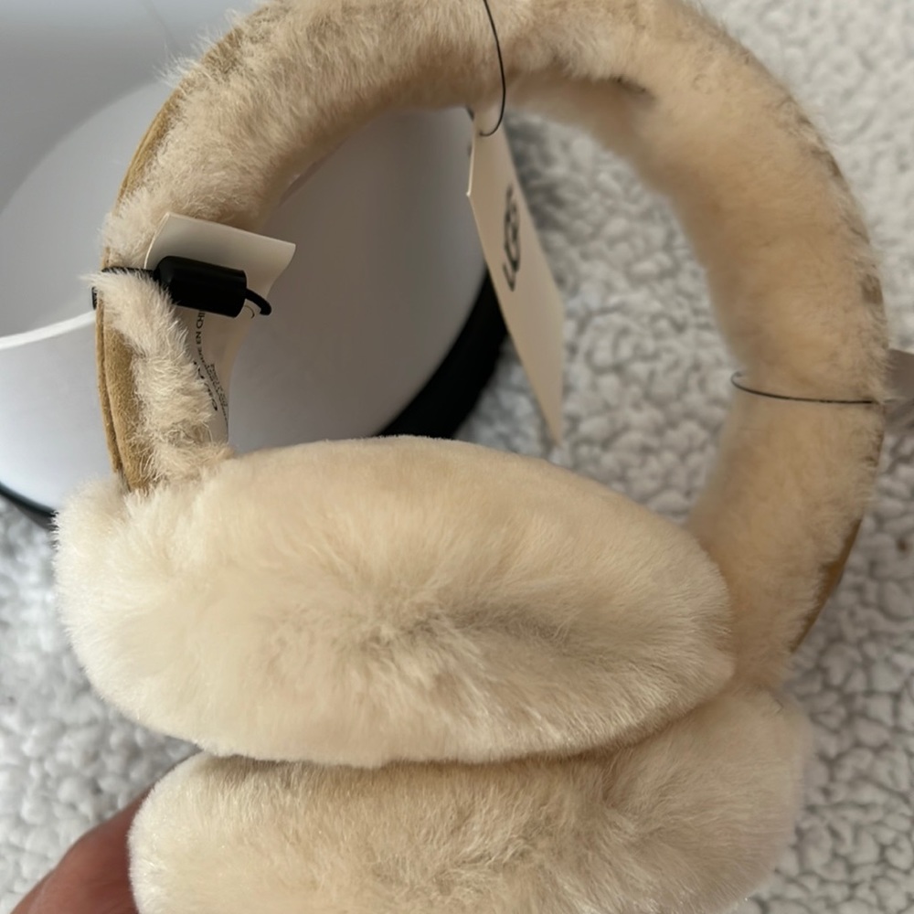 (SOLD) UGG  STRIP CHESTNUT WOMEN’S SHEARLINGS EARMUFF NEW